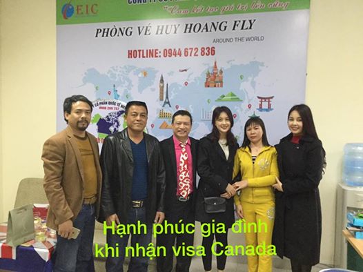 TGĐ Huy Hoàng trao visa du học Canada cho học sinh Đinh Thị Duyên cùng gia đình